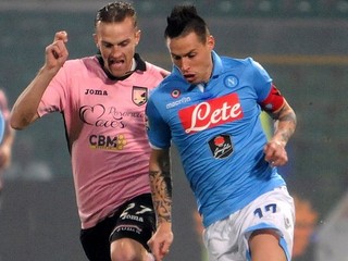 Marek Hamšík a vľavo stredopoliar Palerma Luca Rigoni v zápase 23. kola talianskej Serie A Palermo - Neapol (3:1) v sobotu 14. februára 2015.