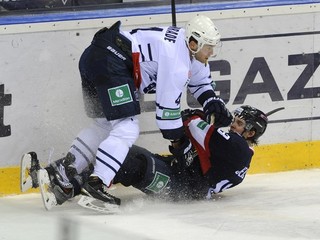 Vľavo Geoff Kinrade (Záhreb) a vpravo Žiga Jeglič (Slovan).