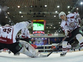 Takmer dvojmetrový a vyše stokilový obranca Milan Jurčina využíva svoju postavu v súbojoch, aj pri ochrane svojho brankára.