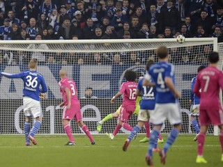 19-ročný Felix Platte zo Schalke (vľavo) takto za stavu 0:1 nastrelil brvno Casillasovej brány. Platte v prvom polčase vystriedal zraneného Huntelaara.
