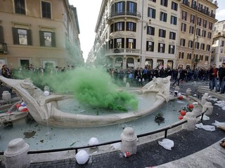 Chuligáni vyčíňali v Ríme a bili sa s políciou