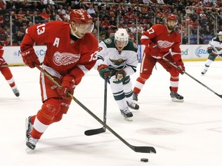 Pavel Daciuk (s pukom na hokejke) patrí v Detroite medzi najväčšie hviezdy.