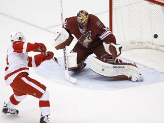 Takto prekonal Tatar Mika Smitha v bráne Arizona 7. februára 2015.