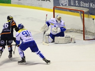 Košičan Matúš Chovan (vľavo) strieľa gól do siete Popradu.