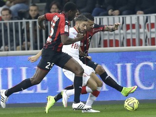 Hráč Monaca Yannick Ferreira Carasco (v bielom) sa snaží preniknúť cez dvoch futbalistov súpera.