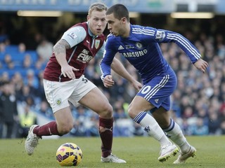 Stredopoliar Chelsea Eden Hazard (vpravo) v súboji so Scottom Arfieldom z Burnley.