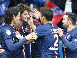 Parížania oslavujú gól v sieti Toulouse.