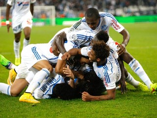 Hráči Marseille oslavujú gól v sieti Bordeaux.