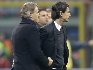 Roberto Mancini (vľavo) a tréner AC Filippo Inzaghi.