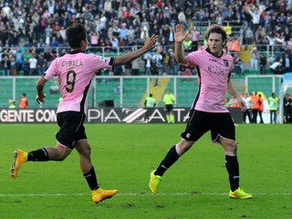Autor gólu Palerma Paulo Dybala (vľavo) sa teší so spoluhráčom Édgarom Barretom.