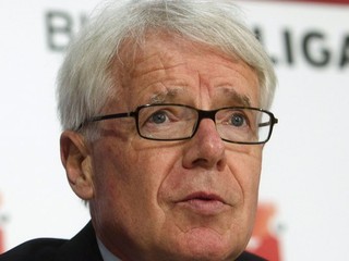 Šéf nemeckej ligy Rauball vyzval Blattera, aby rezignoval