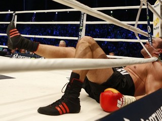 Bulharský boxer Kubrat Pulev leží medzi povrazmi v ringu počas zápasu o majstra sveta v ťažkej váhe IBF s ukrajinským majstrom sveta IBF, WBA, WBO a IBO Vladimirom Kličkom v Hamburgu 15. novembra 2014.