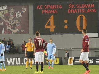 Hráči Sparty a Slovana v Prahe 6. novembra. Zľava Seydouba  Soumah (Slovan), Lukáš Mareček (Sparta), Samuel Štefánik (Slovan) a Mario Holek (Sparta). Sparta zvíťazila 4:0.