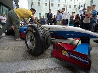 Na snímke v pozadí vľavo americký herec a spevák David Hasselhoff a vpravo v pozadí slovenský pretekár Richard Gonda pred monospostom formuly slovenského pretekára po hudobno-motoristickom podujatí Acceleration 2014 3. júla 2014 v Bratislave.