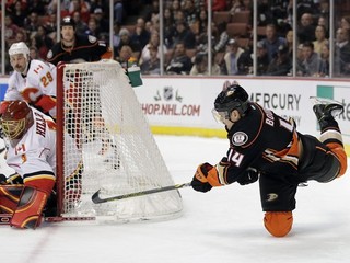 Rene Bourque z tímu Anaheim Ducks (vpravo) s brankár Calgary Flames Jonas Hiller.