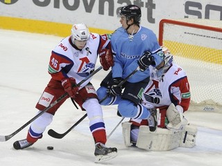 Vpravo v popredí Žiga Jeglič (Slovan) a vľavo Iľja Ľubuškin (Lokomotiv).