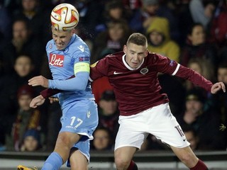 Marek Hamšík hlavičkuje loptu v súboji s hráčom Sparty Praha.