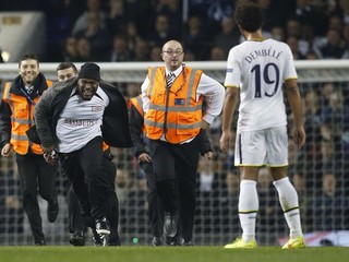 Traja fanúšikovia v prvom polčase po jednom vbehli na ihrisko v zápase Európskej ligy Tottenham - Partizan Belehrad.