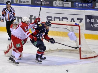 Slovanisti nepremieňajú ani vyložené gólové príležitosti. Václav Nedorost (v modrom) nedokázal poslať puk do odkrytej bránky Podoľska. Za ním sú obranca ruského tímu Denis Grebeškov a brankár Harri Säteri. Zo zápasu KHL Slovan - Podoľsk 0:2.