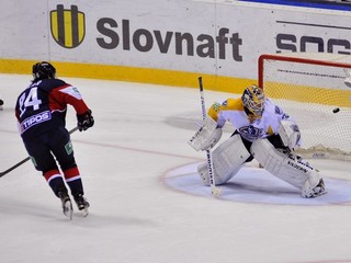 Rok Tičar dáva rozhodujúci nájazd brankárovi Attemu Engrenovi z Atlantu Mitišči.