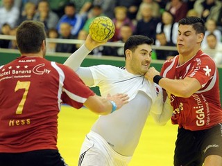 Victor Andres Andalaft Donoso z HK Agro Topoľčany (v strede), Macel Hess (vľavo) Luka Maros (vpravo) z Pfadi Winterthur - prvý zápas pohára EHF mužov.