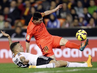 Lionel Messi a Otamendi z Valencie.