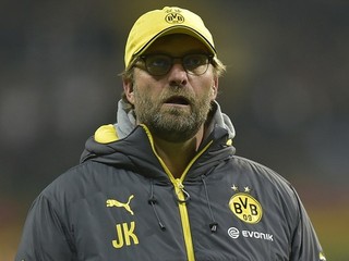 Klopp stojí bez slov pred fanúšikmi Dortmundu.