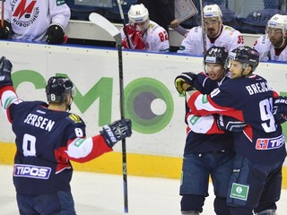 Radosť hráčov Slovana po prvom góle. Zľava Michal Sersen, strelec gólu Václav Nedorost a Ján Brejčák.