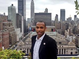 Thierry Henry pózuje 15. júla 2010 v New Yorku, kedy podpísal viacročný kontrakt s klubom New York Red Bull.