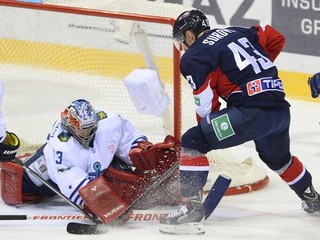 Center Slovana Tomáš Surový a brankár Admiralu Iľja Proskurjakov v zápase KHL Slovan - Admiral v Bratislave 2. novembra.
