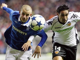 Futbalista Glasgowu Rangers Vladimir Weiss (vľavo) a hráč  FC Valencie Vicente bojujú o loptu počas zápasu 3. kola Ligy majstrov v Glasgowe 20. októbra 2010.