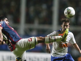 Everton Ribeiro vpravo.