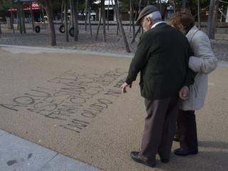 Miesto, kde cez víkend zabili 43-ročného fanúšika Deportiva. Na zemi je napísané: Tu bol zavraždený Francisco J. Romero. Nikdy nezabudnem a neodpustím.
