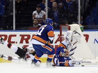 Jaroslav Halák (vpravo) ešte v zápae proti New Jersey Devils, kedy mal, naopak, veľa práce, a to najmä v tretej tretine.