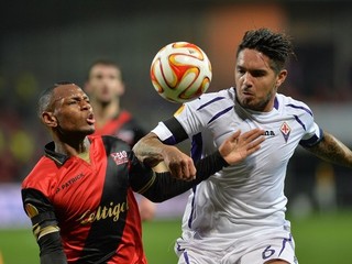 Sankoh z Guingampu (vľavo) v zápase Európskej ligy proti Fiorentine.