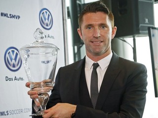 Írsky útočník Los Angeles Galaxy Robbie Keane pózuje s trofejou pre najužitočnejšieho hráča americkej Major League Soccer 3. decembra 2014 v Los Angeles.