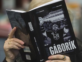 Na snímke kniha s názvom "Marián Gáborík - Otec, teraz to už môžeš vydať" počas krstu v Bratislave 13. novembra 2014.