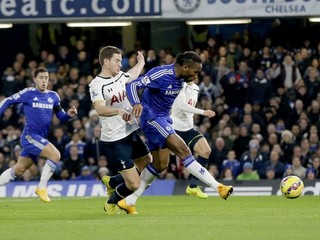 Hráč Chelsea Londýn Didier Drogba (vpravo) v súboji s Janom Vertonghenom z Tottenhamu Hotspur.