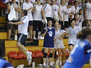 Radosť slovenských hádzanárok a trénera Dušana Poloza (vľavo) po zápase v 2. kvalifikačnej skupine o postup ME 2014 medzi Slovenskom a Francúzskom 11. júna 2014 v Šali.
