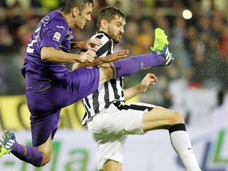 Gonzalo Javier Rodriguez z Fiorentiny (vľavo) v súboji s Fernandom Llorentem.