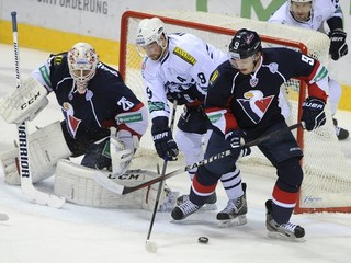 Zľava brankár Slovana Johan Backlund, Bill Thomas (Záhreb) a Štefan Ružička (Slovan) 12. novembra 2014 v Bratislave.