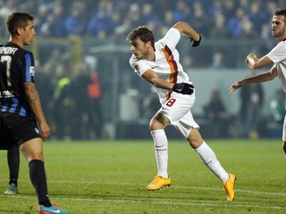 De Sanctis odkopával, zrazu dostal gól. Oslabený AS vyrovnal z 0:2