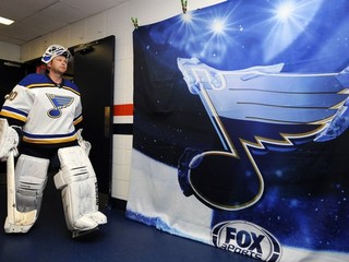 Nový brankár St. Louis Blues Martin Brodeur prichádza na zápas s Islanders. Po ňom bol spokojnejší, inkasoval menej gólov ako Jaroslav Halák.