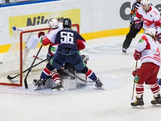 Sprava: Hráč Spartaka Andrej Sergeev a hráč Slovana Vladimír Mihálik, Bratislava, 2. marec 2014.