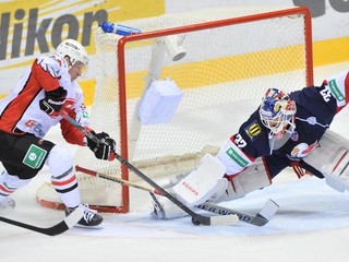 Vpravo brankár Slovana Jaroslav Janus a vľavo hráč Omska Anton Kurjanov.