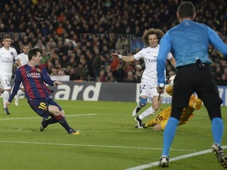 Lionel Messi (vľavo) strieľa gól na 1:1.