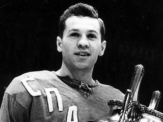 Boris Majorov v roku 1962 s trofejou pre víťaza sovietskej ligy v drese Spartaka Moskva.