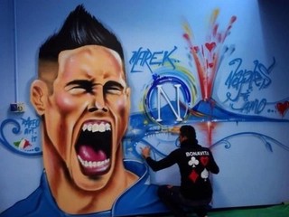 Aj múry v meste sú bežne pomaľovaného od grafitov, ktoré symbolizujú Mareka Hamšíka s otvorenými ústami.