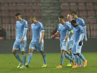 Hráči Slovana odchádzajú z ihriska po zápase 4. kola skupinovej fázy Európskej ligy Sparta Praha - Slovan Bratislava v Prahe, 6. novembra 2014. Slovan prehral so Spartou 0:4.