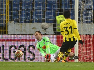 Vľavo Yuya Kubo strieľa tretí gól v zápase 5. kola Európskej ligy Slovan - Young Boys Bern v Bratislave 27. novembra. Vľavo bezmocný brankár Dušan Perniš.